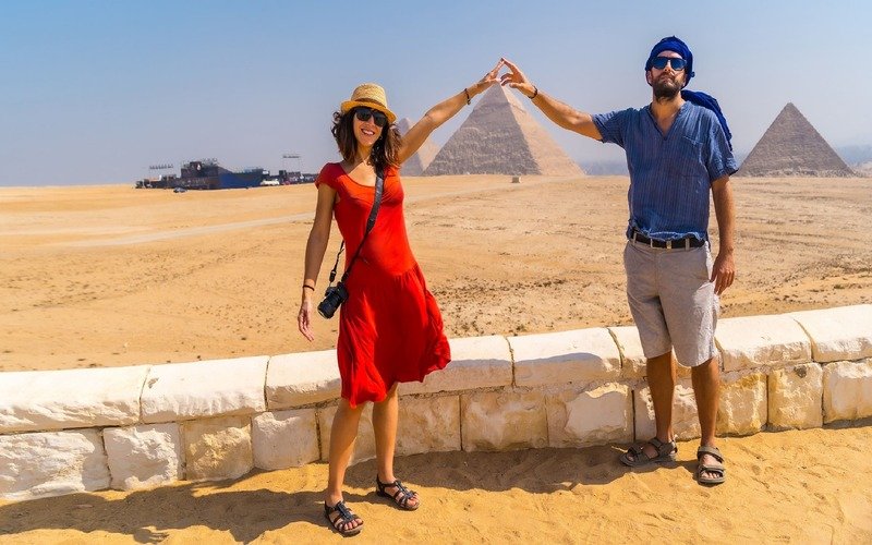 tourist-couple-pyramids